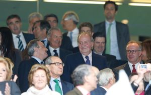Políticos y empresarios se dan cita en el palco del Bernabéu