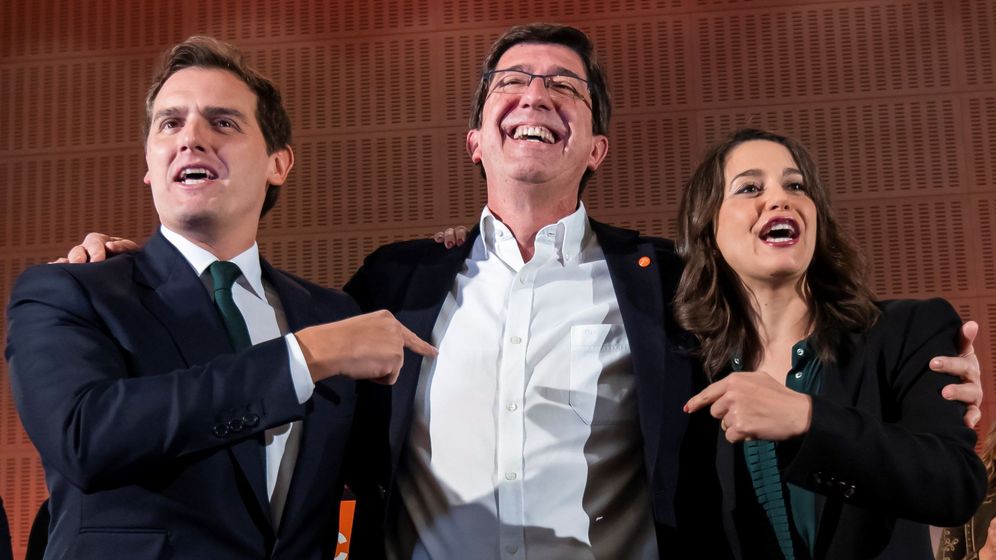 Foto: El candidato a la Junta de AndalucÃ­a por Ciudadanos, Juan MarÃ­n (C) junto a Albert Rivera e InÃ©s Arrimadas. (EFE)