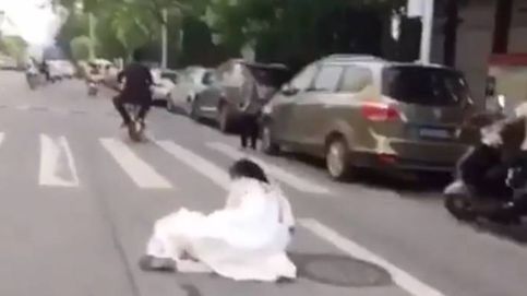 Hasta que el asfalto les separe: la reacción de un novio cuando su mujer se cae de la moto