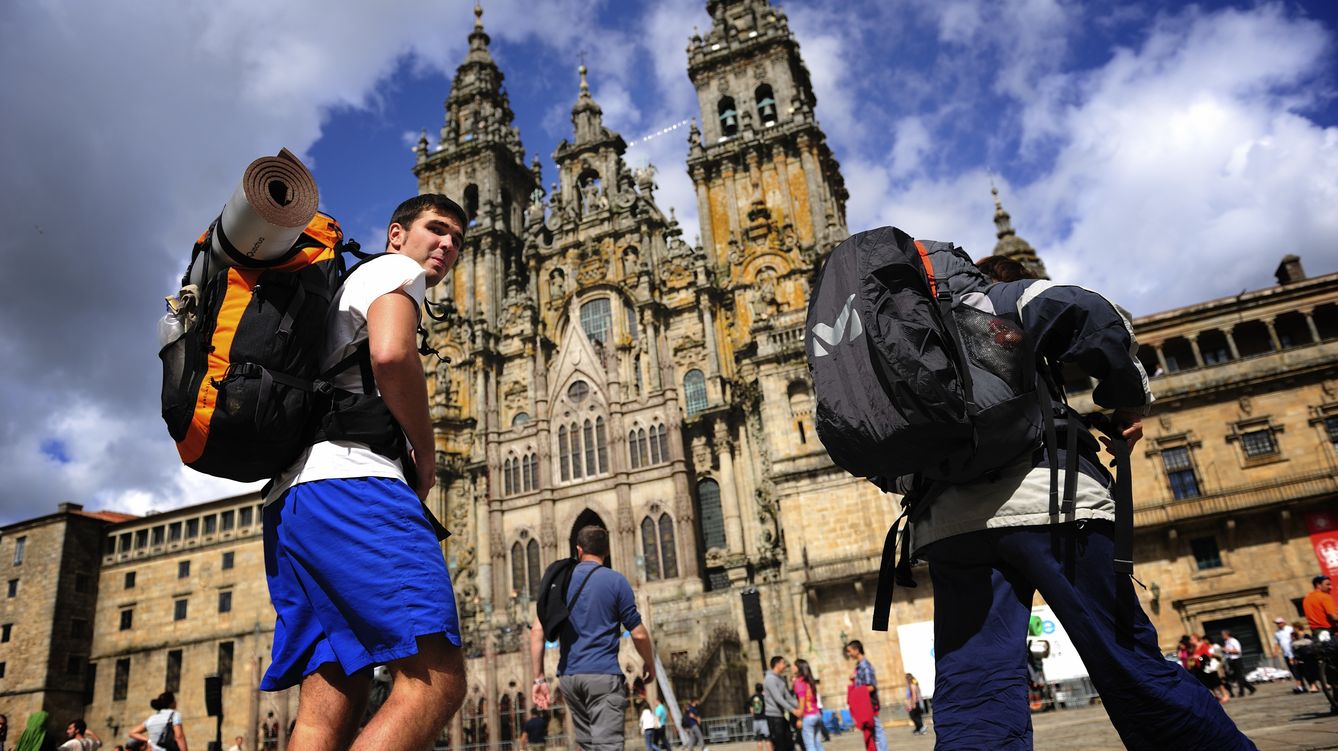 Peregrinos llegando a la Catedral de Santiago de Compostela :: Albergues del Camino de Santiago