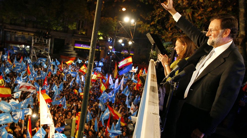 Foto: Mariano Rajoy celebra la victoria en las generales de 2011 desde el balcón de la sede del PP en Génova. (EFE)