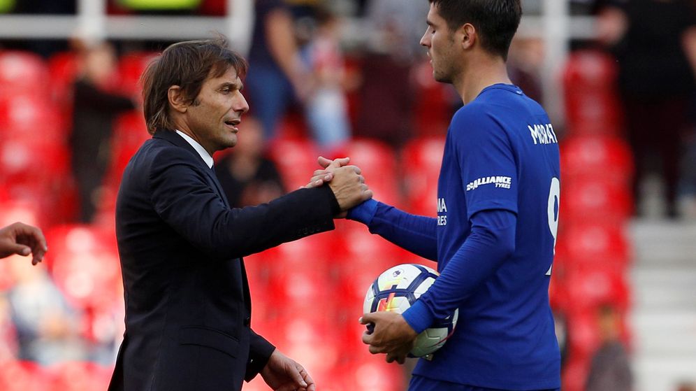 Antonio Conte y Álvaro Morata se saludan tras un partido del Chelsea.