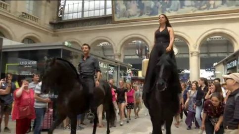 Actores a caballo en plena estación de trenes de París