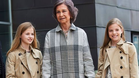 Leonor y Sofía, de la mano de su abuela, para visitar a don Juan Carlos