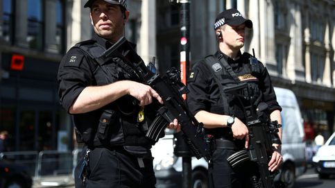 Reino Unido se llena de flores y policías tras el atentado de Mánchester