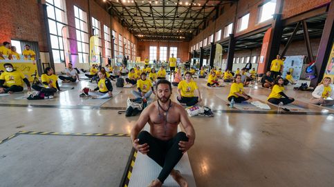 Yoga con aceite de oliva y concierto de Manuel Turizo: el día en fotos