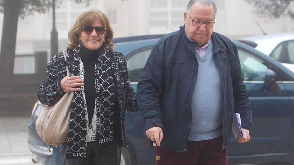 Foto: José Carlos Fernández-Cervera y Rosa Neira, padres de Déborah Fernández, llegan a los juzgados, este jueves, en Tui, Pontevedra. (EFE)