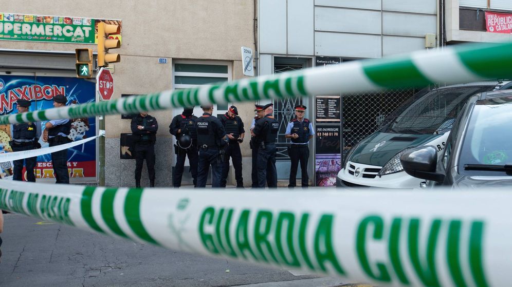 Foto: Agentes de la Guardia Civil durante el registro de un domicilio en Sabadell. (EFE) 