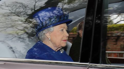 La reina Isabel acude al servicio religioso de Sandringham