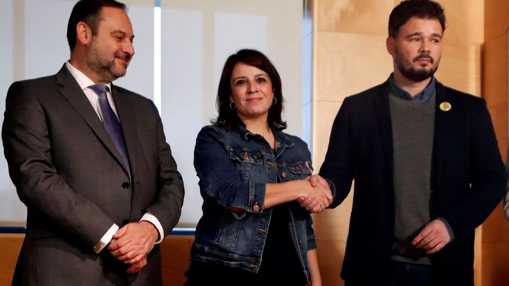 Foto: El secretario de Organización del PSOE, José Luis Ábalos, junto a la portavoz parlamentaria socialista, Adriana Lastra, y el portavoz de ERC en el Congreso, Gabriel Rufián. (EFE)