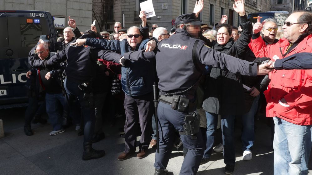 Foto: Miles de jubilados, que secundan una concentración en defensa del sistema público de pensiones, han cortado la Carrera de San Jerónimo en Madrid. (EFE)