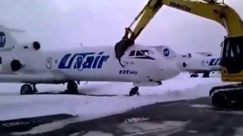 Un empleado de un aeropuerto ruso destruye un avión tras ser despedido