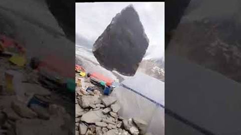 Este escalador se salva por poco de ser aplastado por una roca desprendida