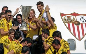 El Sevilla celebra el título con su gente