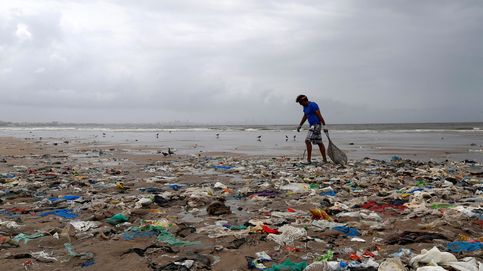 Brigada de limpieza en las playa de Bombay y Ondarreta abarrotada: el día en fotos