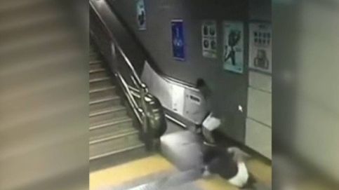 Una mujer china se cae por un agujero del metro
