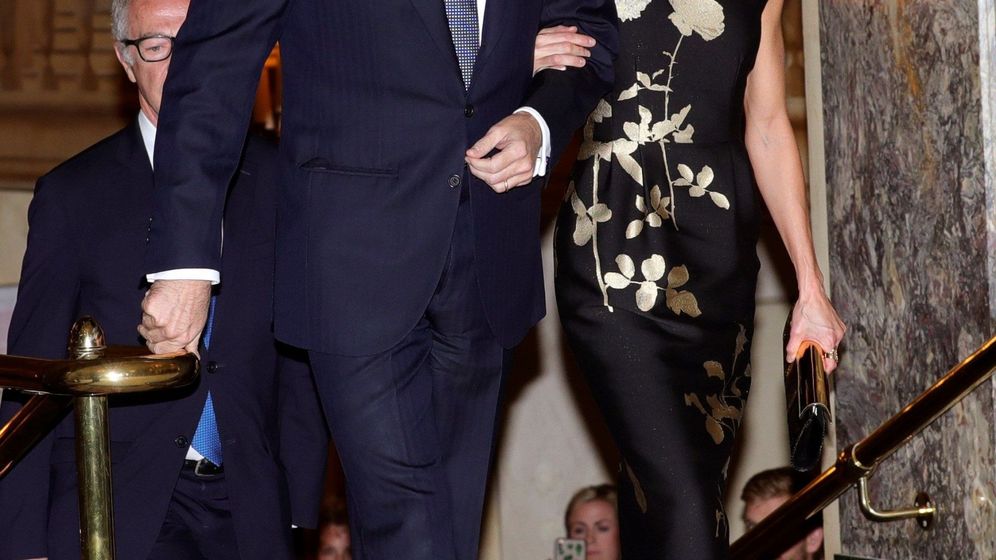 Foto: Letizia, junto al rey Felipe, luciendo el vestido que ahora ha escogido Melania Trump. (EFE)
