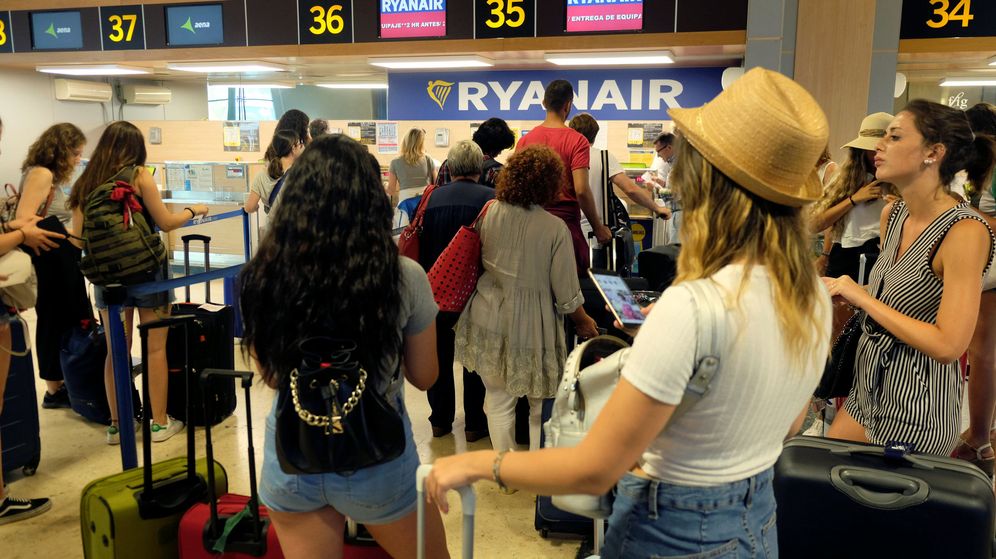 Foto: Pasajeros, ante un mostrador de Ryanair en el aeropuerto de Valencia. (Reuters)