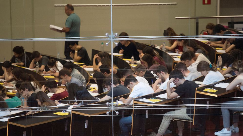 Foto: Estudiantes españoles haciendo un examen. (Efe)