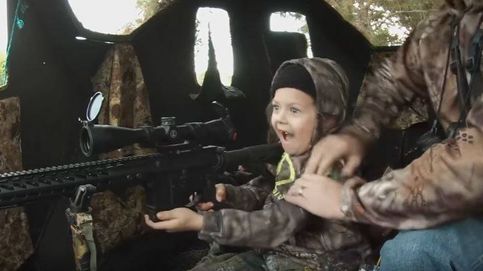 Polémica por el vídeo de una niña de 7 años matando su primer ciervo
