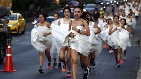 Una carrera loca de novias y novios recorre las calles de Bangkok