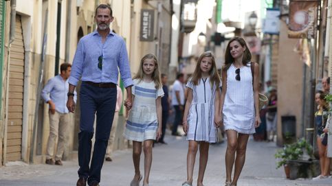 Los Reyes y sus hijas, cuatro turistas por las calles de Sóller