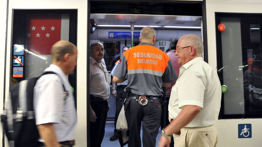 Foto: Vigilante de seguridad privada, en el metro de Madrid. (EFE)