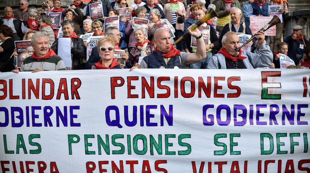 Foto: Pensionistas protestan ante el Ayuntamiento de Bilbao. (EFE)