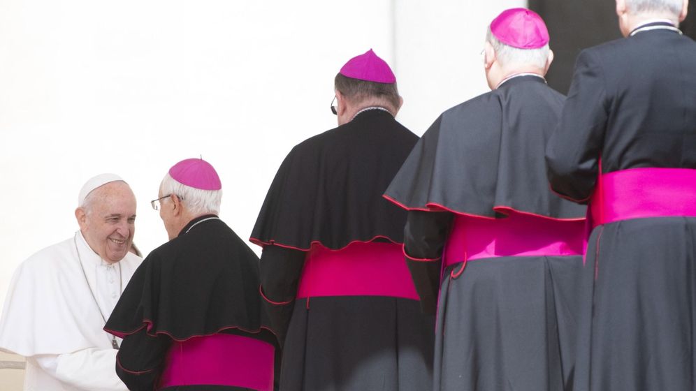 Foto: El papa Francisco saluda a varios obispos. (Efe).