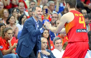 Don Felipe apoya a la selección española de baloncesto