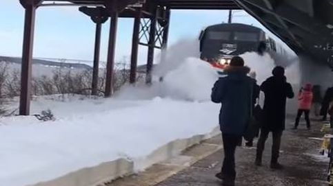 Un tren provoca un 'tsunami de nieve' en Nueva York