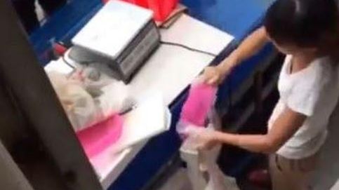 El engaño manifiesto de una vendedora de marisco a sus clientes en un mercado chino