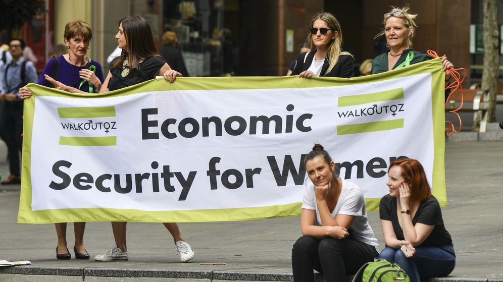 Foto: Varias activistas sostienen el cartel 'Seguridad econÃ³mica para las mujeres' durante una manifestaciÃ³n para acabar con la brecha salarial de gÃ©nero. (EFE)