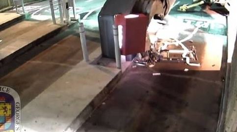 Un hombre utiliza una excavadora robada para abrir un cajero automático