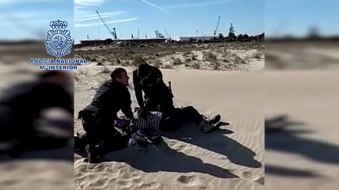 Dos policías salvan la vida a una mujer en Sagunto