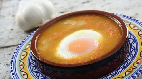 Un clásico infravalorado y el mejor remedio para el frío: sopa de ajo