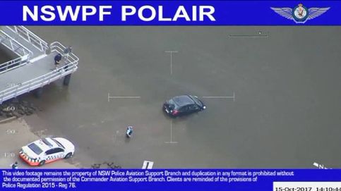 La policía de Sídney rescata 'in extremis' a una mujer del interior de un vehículo que se hundía