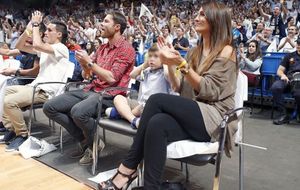 XAbi Alonso y su familia animan al Real Madrid de baloncesto