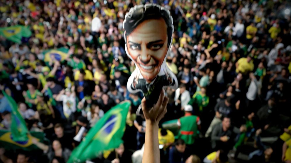 Foto: Simpatizantes de Jair Bolsonaro celebran su victoria. (EFE)
