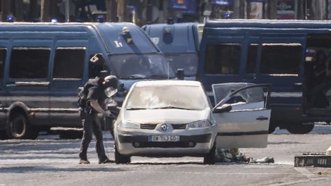 Un coche embiste a un furgón policial en los Campos Elíseos
