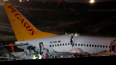 Un avión se sale de pista en Estambul y se parte en tres tras el aterrizaje