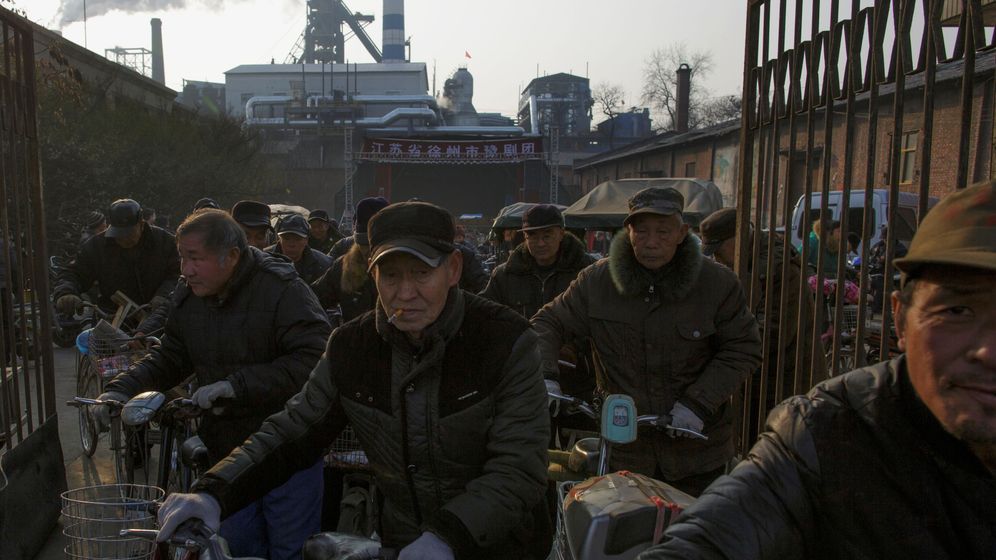 Foto: Trabajadores chinos acuden a sus puestos de trabajo. (Reuters)