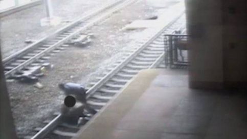 Un policía salva a un hombre atrapado entre las vías del tren