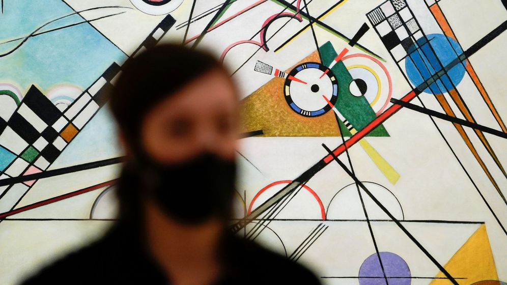 Foto: Una visitante, en la exposición dedicada a Kandinsky en el Museo Guggenheim de Bilbao. (Reuters)