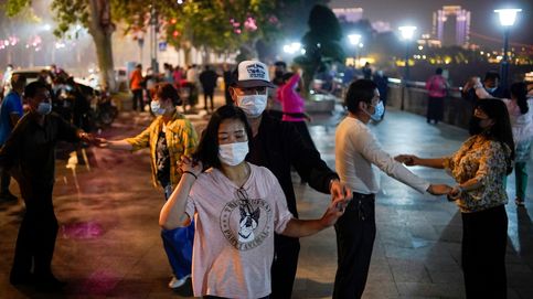Los vecinos de Wuhan salen a bailar a la calle para olvidarse del coronavirus