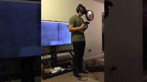 Un juego de realidad virtual, un joven asustadizo y un televisor destrozado: el vídeo que arrasa en Youtube