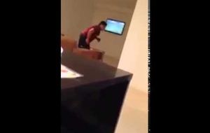 Publican un vídeo de Maradona agrediendo a su novia Rocio