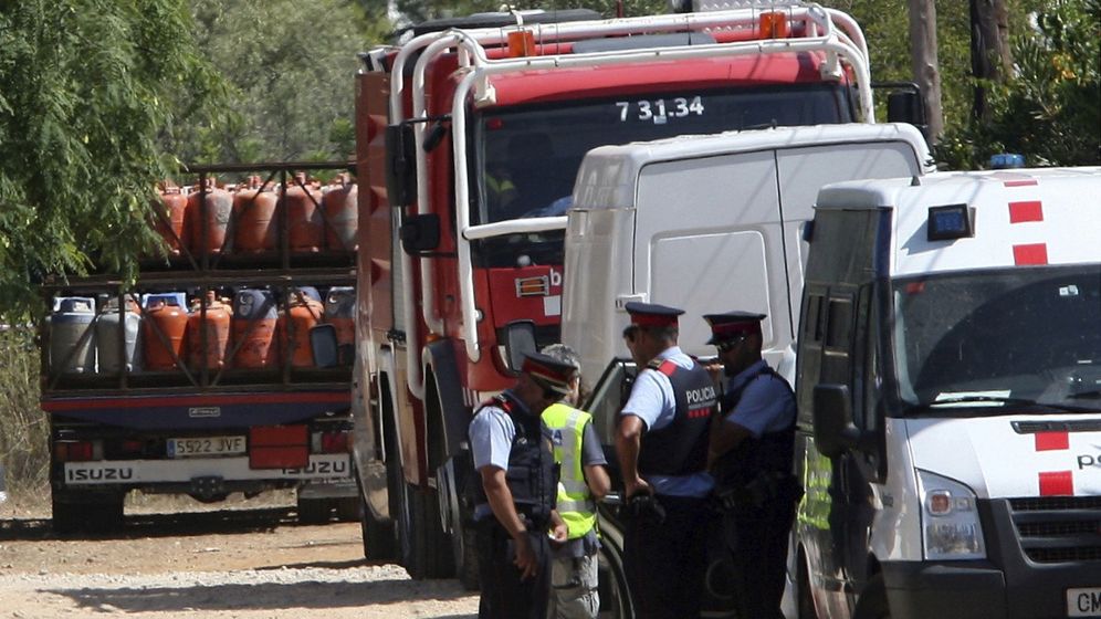 Foto: Los Mossos se incautaron de más de un centenar de bombonas de butano del chalé de Alcanar, que sirvió de base de operaciones de los terroristas. (EFE)