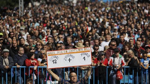 Miles de moteros (aficionados y profesionales) homenajean a Ángel Nieto en Madrid