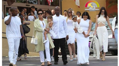Así van las Kardashian a misa: vestidos reventones, ombligos al aire y tacones de mil euros